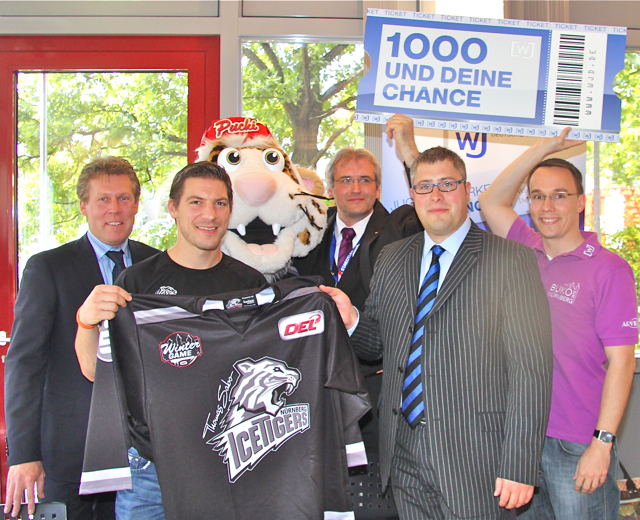 Mit Maskottchen Pucki freuen sich über die Kooperation: Gernot Tripcke, Geschäftsführer Eishockey Liga, Patrick Reimer, Icetigers, Peter Milec, Konferenzdirektor BUKO, Thomas Oehring, Bundesvorsitzender Wirtschaftsjunioren und Jörg Schlag, Kreissprecher Wirtschaftsjunioren (v.l.n.r.). Foto: John R. Braun