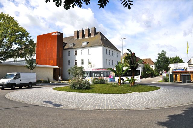Im Jahr 2011 wurde der Kreisverkehr an der Ansbacher Straße fertig gestellt. Er stellt den Eingang zum neuen Stadtgebiet OBrien-Park Süd dar und grenzt unmittelbar an das modernisierte und erweiterte Stadtmuseum. Foto: oh