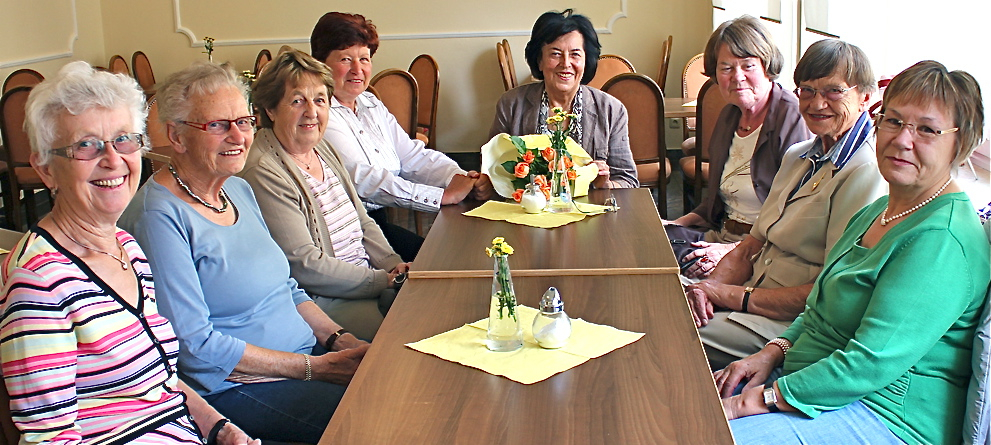 Sie suchen Verstärkung für den Bücherdienst im Stadtkrankenhaus: Elisabeth Maier, Rosemarie Götz, Rosemarie Borsutzky, Ursula Paul, Christa Neidig, Birgit Trenkler, Dorothea Bessert und Gertrud Krüger (v.l.n.r.). Foto: oh