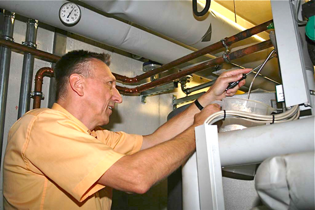 Norbert Paulus demonstrierte im Rahmen eines Pressetermins die Wasserprobeentnahme. Foto: infra