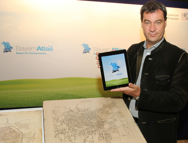 Bayerns Finanzminister Dr. Markus Söder stellte jüngst das neue digitale Kartenwerk "BayernAtlas" in Nürnberg vor die Landkarten können laut Finanzministerium kostenlos über Internet oder Smartfon abgerufen werden (www.bayernatlas.de). Söder zeigte den "BayernAtlas" auf einem Tablet PC, im Gegensatz dazu im Vordergrund ein Sollnhofer Kalksandstein mit der Kartierung von Schwabach aus dem Jahre 1821. Foto: bayernpress.com