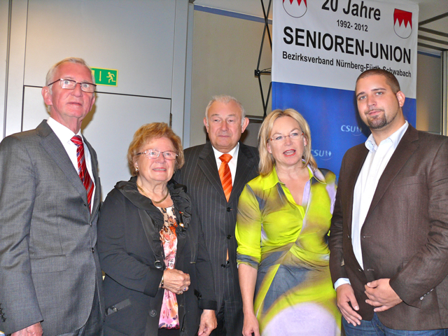 Schulterschluss der Generationen: Dr. Herbert Schönekäs, Vera Eckle, Dr. Günther Beckstein, Barbara Regitz und Stephan Beer (Vorsitzender Junge Union / v.l.n.r.). Foto: U. Müller
