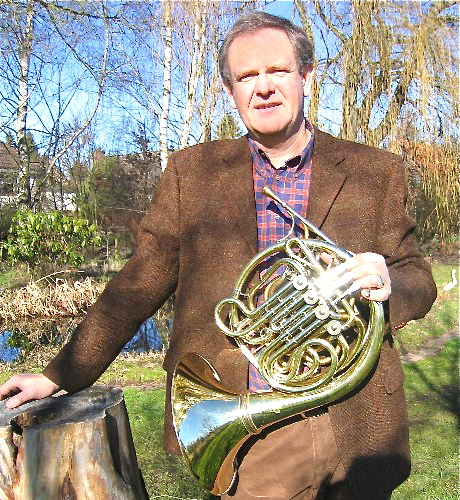 Beim 3. Abonnementkonzert der Nürnberger Symphoniker am 27. Oktober um 20.00 Uhr in der Nürnberger Meistersingerhalle dreht sich alles um unsere holländischen Nachbarn: Solist, Dirigent und fast alle Komponisten dieses Abends stammen aus den Niederlanden. Unter dem Motto Gouda, Grachten, große Meister stehen Werke von Julius Röntgen, Wouter Hutschenruyter jr., Jeff Hamburg, Wolfgang Amadeus Mozart und Jan van Gilse auf dem Programm. Als Solist ist Ab Koster (Foto) dabei, am Dirigentenpult steht David Porc