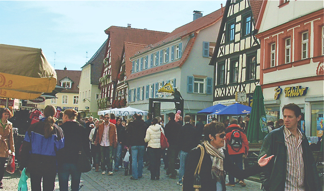 Einkaufsbummel am Sonntag: Immer wieder gerne strömen die Besucher aus Nah und Fern nach Forchheim. Archivfoto: Viering
