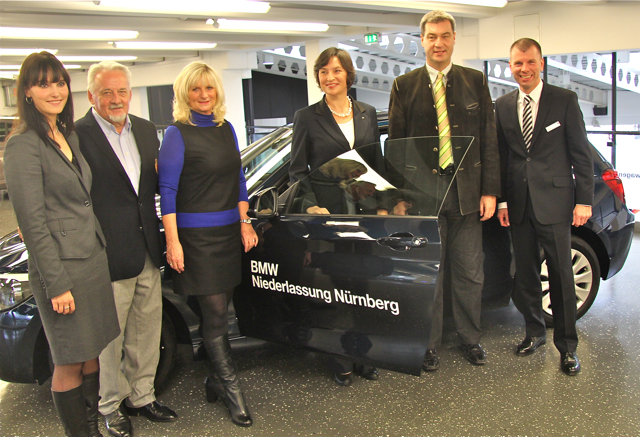 Präsentierten Programm und Hauptgewinn (v.l.n.r.): CSU-Bezirksgeschäftsführerin Tanja Sterian, Programmorganisator und Bandleader Conny Wagner, Dorit Paneutz, Präsident der Franconia Lions Zirndorf, Regionalbischöfin Elisabeth Hann von Weyhern, Finanzminister Dr. Markus Söder und Peter Mey, BMW Niederlassungsleiter. Foto: J.R. Braun