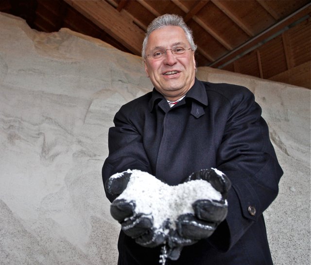 Innenminister Joachim Herrmann posierte im vergangenen Jahr im Streusalzlager der Autobahnmeisterei Nürnberg-Fischbach mit Streusalz in den Händen. Bayerns Strassendienst ist nach Angaben von Herrmann für den Winter gut gerüstet. Foto: T. Schamberger/dapd