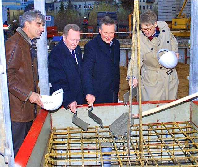 Bei der Grundsteinlegung im Kavierlein (v.l.n.r.): Architekt Wolfgang Loebermann, Vorstandsvorsitzender Anton Waffler, Schultheiss Wohnbau AG, Oberbürgermeister Dr. Thomas Jung, Stadt Fürth, Geschäftsführer Volker Koch, KOCHINVEST. Foto: oh