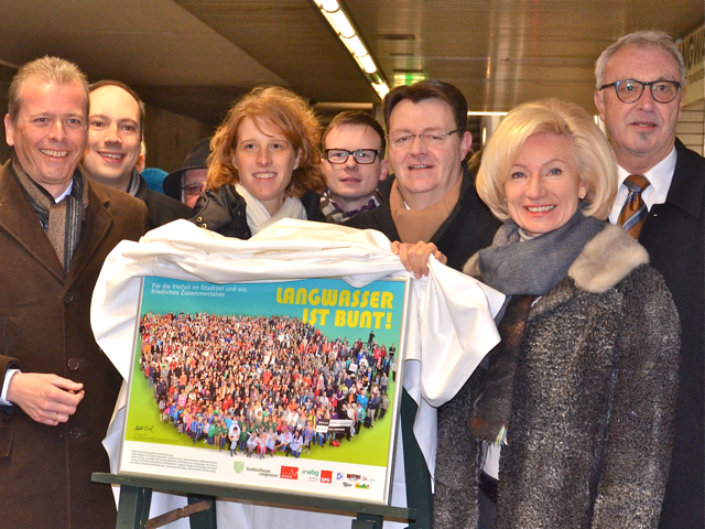 OB Ulrich Maly, Stadtrat Andreas Krieglstein, Franken-Center-Managerin Diana Bäßler, Bezirksrat Peter Daniel Forster, CSU-MdB Michael Frieser, Kulturreferentin Julia Lehner und Bürgervereinsvorsitzender Manfred Richter stellen die Plakataktion Langwasser ist bunt vor (v.l.n.r.). Foto: oh