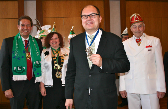 Ordensträger Christian Schmidt, im Hintergrund Bürgermeister Markus Braun (l.) und Vertreter der Faschingsgesellschaften. Foto: oh