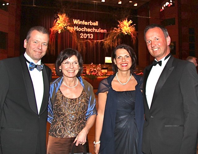 Dr. Ulrich Maly (l.), Oberbürgermeister, und Gattin Petra (2.v.l.), mit Gastronom Norbert Nägel und Claudia.