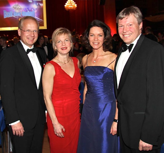 MarktSpiegel-Geschäftsführer Harald Greiner (r.) mit Gattin Sylvia (2.v.r.) und Bürgermeister Dr. Klemens Gsell mit Gattin Ulrike.