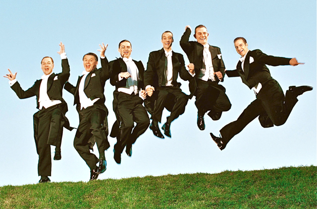 Zehn Jahre Berlin Comedian Harmonists sind Grund zum Feiern, die Champagnerkorken knallen zu lassen und dem treuen Publikum mit einem besonderen Jubiläumsprogramm zu danken. In einer turbulenten Mischung aus Theater- und Musikprogramm in einer Inszenierung von Lars Wernecke lassen die sechs Herren im Frack nicht nur ihre vergangenen zehn Jahre Revue passieren und präsentieren nicht nur die schönsten Evergreens der Comedian Harmonists, sondern auch Lieder von Nena oder Michael Jackson, den Beatles, von ABB