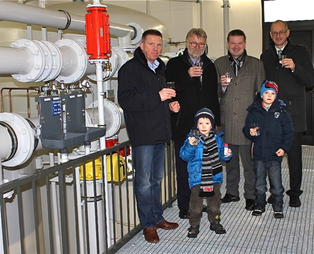 Beim Besuch im Wasserwerk: Wasserwart Klaus Krauß, Bürgermeister Dr. Roland Oeser, CSU-Europaabgeordneter Martin Kastler und Stadtwerke-Geschäftsführer Winfried Klinger (v.l.n.r.). Foto: oh