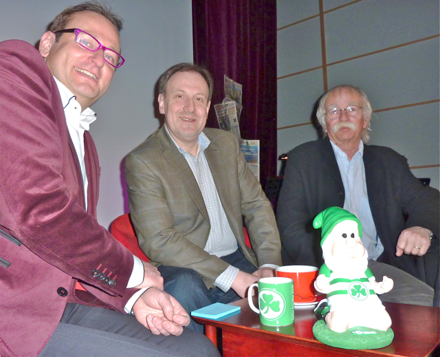 Erstmals plauderten Kabarettist und Musical-Sänger Volker Heißmann (l.) und Schriftsteller Klaus Schamberger (r.) über ihr Leben die Idee für den außergewöhnlichen Talk vor 100 Gästen hatte Norbert Küber (M.), Vize-Chef des BR-Studios Franken. Party-König René Lehrieder stiftete ein kleines Nacht-Buffet mit Schambergers Lieblingsgericht: Rouladen mit Stopfer und Blaukraut. Unter den Gästen des Benefizabends: Sparkassen-Vorstandschef Dr. Matthias Everding, Klinik-Chef Prof. Dr. Martin Wilhelm (Klinikum Nür