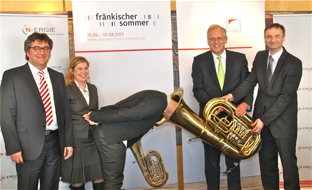 Dr. Julian Christoph Tölle, Intendant des Fränkischen Sommers, Gerswid Herrmann, Vorsitzende Freunde Fränkischer Sommer e.V., Sebastian Simon, Mitglied des Kammerchors der Universität Erlangen-Nürnberg, Richard Bartsch, Bezirkstagspräsident von Mittelfranken und Josef Hasler, Vorsitzender des Vorstands der N-ERGIE Aktiengesellschaft(v.l.). Sebastian Simon stand mit dem Kopf in der Tuba auch für die Plakate des ,,Fränkischen Sommers" Modell. Foto: oh