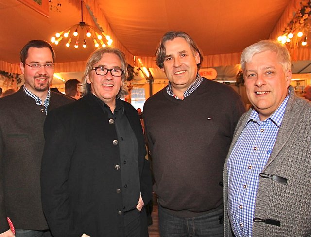 Ice Tigers-Arzt Dr. Thomas Hirn (2.v.r.) mit  Jochen Kohler (l.), Wolfgang Schlosser (2.v.l.) und Jürgen Brandmann, alle Motorsportclub Nürnberg MCN.