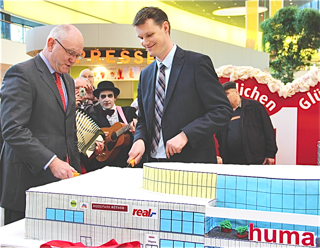 Anlässlich des 1. Geburtstags der neuen huma Einkaufswelt hatte das Centermanagement ein vielfältiges Programm zusammengestellt. Zum Auftakt schnitten Hurler-Geschäftsführer Dr. Wolfgang Müller (l.) und Schwabachs Oberbürgermeister Matthias Thürauf eine Torte in Form des Einkaufscenters an. Fotos: tom