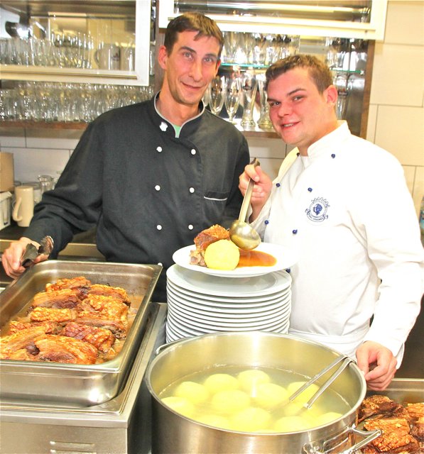 Schalander-Wirt Oliver Hinkel (l.)  und Chef-Koch Christian Hroch.