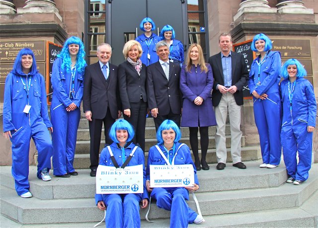Oberbürgermeister Dr. Ulrich Maly (r.) und Kulturreferentin Prof. Dr. Julia Lehner (2.v.l.) danken den Sponsoren der Blauen Nacht Hans-Peter Schmidt (l.), NV-Aufsichtsrats-Chef, Dr. Armin Zitzmann (M.), NV-Vorstands-Chef, und Melanie Söllch, Leiterin Unternehmenskommunikation N-ERGIE, StWN und VAG.