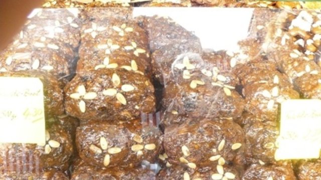 Die Früchtebrote ähneln sich vom Aussehen, doch geschmacklich gibt es große Unterschiede.
