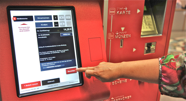 Die Fahrgäste können künftig ihre Tickets an den Automaten einfacher kaufen. Derzeit wird eine benutzerfreundliche Bedienführung auf die ersten von rund 180 Touchscreen-Automaten aufgespielt. Für sehbehinderte Menschen gibt es dabei einen speziellen Modus mit extrem großen Piktogrammen und Sprachführung. Foto: VAG - Peter Roggenthin