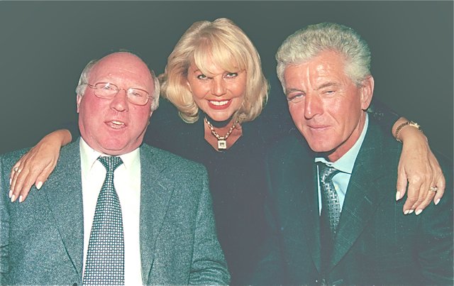 Sissy mit den Sportlegenden Uwe Seeler (l.) und Erich Ribbeck.   Foto: John R. Braun