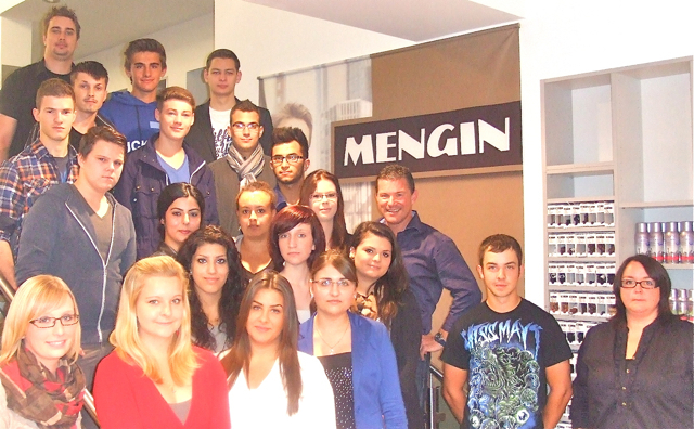 Mit 19 neuen Azubis startete das Schuhhaus Mengin in das Ausbildungsjahr 2012 am 3. September begannen die jungen Frauen und Männer ihre zweijährige Lehre als Verkäuferinnen und Verkäufer. Und auch ein Student reiht sich in die Nachwuchsriege ein: Er studiert Schuhbetriebswirtschaftswesen an der Lehranstalt des deutschen Textileinzelhandels Nagold im dualen System und absolviert seinen praktischen Teil im Schuhhaus Mengin. Unser Bild zeigt die Berufsanfänger von Schuh Mengin zusammen mit Jenny Faust (Fili