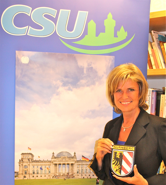 Die Bundestagsabgeordnete Dagmar Wöhrl wurde von den Delegierten der CSU / Wahlkreis Nürnberg-Nord für die Bundestagswahl 2013 nominiert. Mein Dank geht an die CSU-Mitglieder, die mir als Delegierte stellvertretend für die Parteibasis ihr Vertrauen ausgesprochen haben. Wir Mandatsträger wissen, dass wir ohne die Basis nicht da stünden, wo wir heute sind. Ich gehe jetzt gestärkt in den kommenden Wahlkampf, bin dankbar, voller Tatendrang und gekommen, um zu bleiben, so Dagmar Wöhrl. Foto: oh