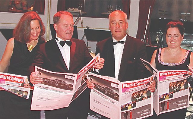 Pünktlich um 0.00 Uhr wurde die Mitternachtszeitung präsentiert, die bereits zum 10. Mal vom MarktSpiegel herausgebracht wurde  die Minister Dr. Wolfgang Heubisch (2.v.l.) mit Lebensgefährtin Kristina Kalb (l.) und Dr. Ludwig Spaenle mit Gattin Miriam erhielten die ersten Exemplare der Sonderveröffentlichung, die wie immer hervorragend ankam. Sehen Sie noch mehr Bilder  klicken Sie einfach weiter!