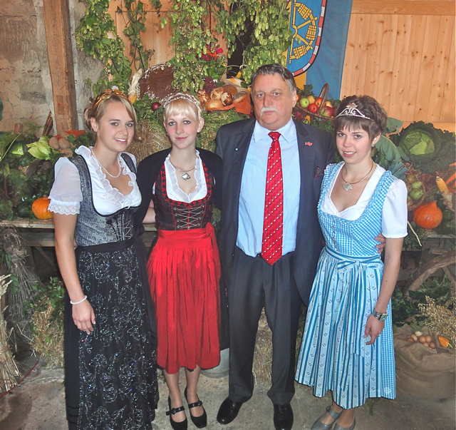 Erntedankfest 2010 in charmanter Begleitung: Landrat Irlinger mit der Ipsheimer Weinkönigin 2009/2010, Sabine Eber, der amtierenden Karpfenkönigin Barbara Römer (r.) und der amtierenden Karpfenprinzessin Katrin Uano (l.). Foto: oh