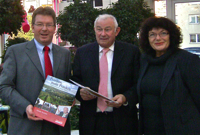 Anlässlich einer Lesung, veranstaltet von der CSU St. Johannis im Gartencenter Radloff, stellte Ministerpräsident a.D. Dr. Günther Beckstein (M., mit CSU-Ortsvorsitzendem Jürgen Brand und Stellvertreterin Lore Müller) sein Buch Franken, mein Franken vor und erzählte dabei allerlei Persönliches aus seinem politischen und privaten Leben. Er bekannte, dass er die Gemütlichkeit des Nürnberger Altstadtfestes bei weitem der krachledernen Fröhlicheit des Oktoberfestes vorziehe und dass er 1987 sehr gerne Nürnb