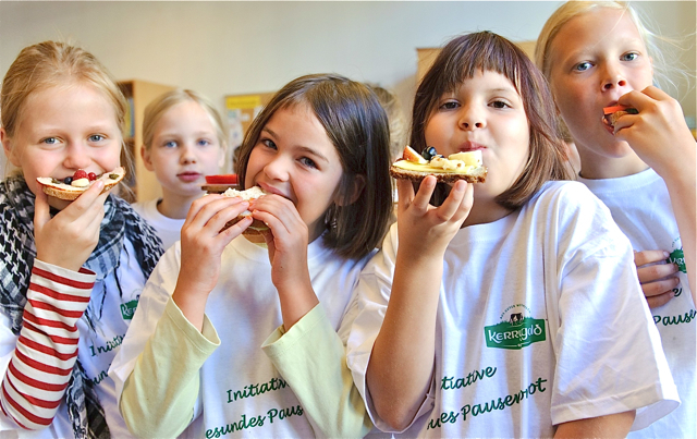 Toll: 120 engagierte Kinder der Bismarckschule aus Nürnberg sorgten jüngst für eine ganz besondere Frühstückspause insgesamt kreierten die Kinder zusammen mit der Unterstützung ihrer Lehrer 300 gesunde Pausenbrote mit vielen frischen Zutaten wie Käse, Wurst, Salat und Obst und verteilten diese an ihre Mitschüler. Mit der Aktion Gesundes Pausenbrot haben die Kleinen erfolgreich ein Zeichen für eine gesündere Ernährung an Schulen gesetzt und die Wichtigkeit einer ausgewogenen Mahlzeit am Morgen kennen gel