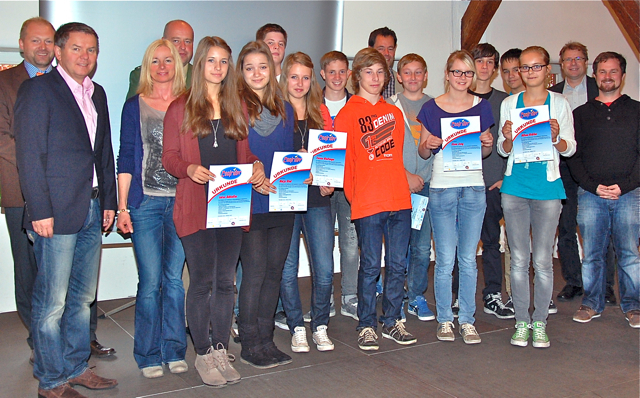 Die neuen Coolrider und ihre Lehrer mit Tobias Mayer von der Stadtverkehr Schwabach GmbH (li.), Bürgermeister Thomas Donhauser (2.v.li.), Andrea Leißner von der ÖPNV-Akademie (3.v.li.) und Jürgen Blank (4.v.li.) von der Polizei sowie Michael Schoplocher (2.v.re.), Leiter des Ordnungsamtes Schwabach. Foto: oh