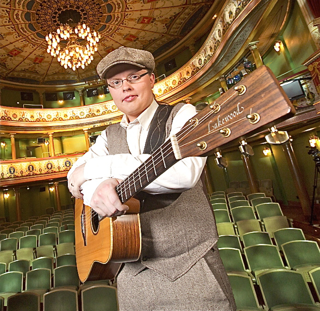 Back to the roots: Angelo Kelly ist zurück. Nach seiner letzten Tour in 2009 entschied sich Angelo eine Auszeit zu nehmen um mit seiner Frau und Kindern durch Europa zu reisen. Sie leben seitdem in einem Wohnmobil und genießen ein sehr alternatives Leben. Im Rahmen seiner ,,Off Road-Tour spielt Angelo Kelly am 8. November im Nürnberger Südpunkt (Pillenreuther Straße 147, Tel.: 0911 231-14 300), Beginn 19 Uhr. Tickets an den bekannten Vorverkaufsstellen. Foto: oh
