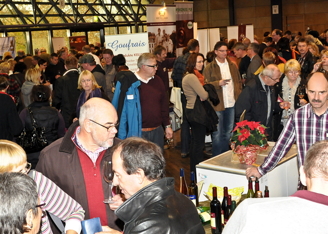 Die Stadthalle in Fürth verwandelt sich am 3. und 4. November in ein Wein-Mekka: Aussteller aus ganz Europa präsentieren im Rahmen der Wein- und Delikatessenmesse über 1.000 Spitzenweine aus allen wichtigen Anbauregionen der Welt sowie Edelbrände, Seccos und erlesene Delikatessen, wie Käse, Öle, Trüffel, Oliven, oder Schokolade. Die Winzer präsentieren neue und bewährte Produkte, die direkt auf der Messe gekostet und gekauft werden können. Die Wein und Delikatessenmesse ist am Samstag von 12.00 bis 20.00 Uh