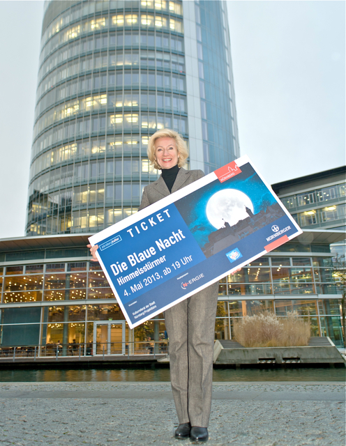 Kulturreferentin Prof. Dr. Julia Lehner startet den Kartenvorverkauf für die Blaue Nacht 2013. Foto: oh/Häusser