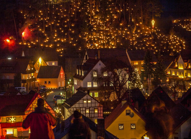 Entlang des Prozessionsweges, wie hier in Obertrubach, brennen unzählige Feuer an den Fels- und Berghängen. Foto: R. Rosenbauer