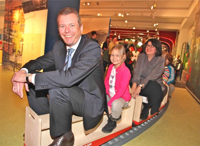 Oberbürgermeister Dr. Ulrich Maly freut sich mit den Kindern über das neue ,,KIBALA. Fotos (6): Udo Dreier