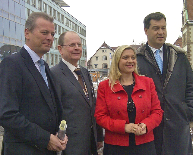 Gesundheitsstaatssekretärin Melanie Huml und Finanzminister Dr. Markus Söder bei der Einweihung des Dr.h.c.Theo-Schöller-Hauses am Klinikum Nürnberg Nord gemeinsam mit Oberbürgermeister Dr. Ulrich Maly (l.) und Dr. Alfred Estelmann. Foto: Bayerisches Staatsministerium für Umwelt und Gesundheit
