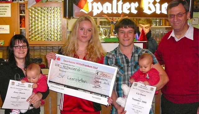 Kurz auf der Welt und schon beim SV Leerstetten: SVL-Vorsitzender Peter Weidner (r.) und SVL-Botschafterin Maria Klier (2.v.l.) konnten dieser Tage mit den Zwillingen Zoey und Lia das 1.000. Mitglied begrüßen. Zu diesem Anlass gab es für die Eltern Mandy und Florian Dorst zwei Paar rote Sportschuhe in Größe 20 sowie vom Filialleiter der Sparkassengeschäftsstellen in Leerstetten und Schwand, Maco Forster, einen Spendenscheck in Höhe von 1.000 Euro für die Arbeit des Sportvereins Leerstetten. Foto: oh