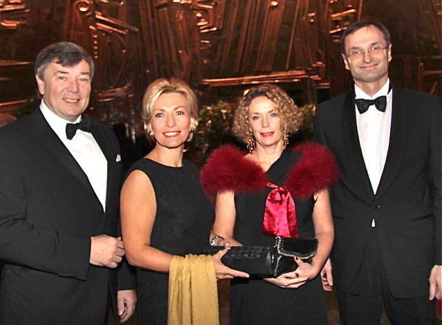 Rolf-Rüdiger Knocke (l.), stellvertretender Vorstandsvorsitzender NÜRNBERGER, und Gattin Regina (2.v.l.), Josef Hasler, Vorstandsvorsitzender N-ERGIE, und Gattin Birgit.