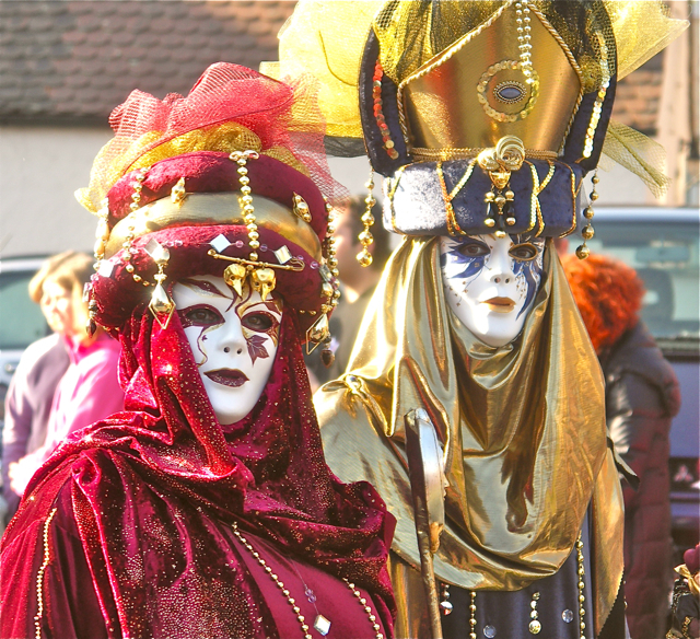 Traditionell beim Umzug dabei sind venezianische Masken als besonderer Blickfang. Fotos (2): oh