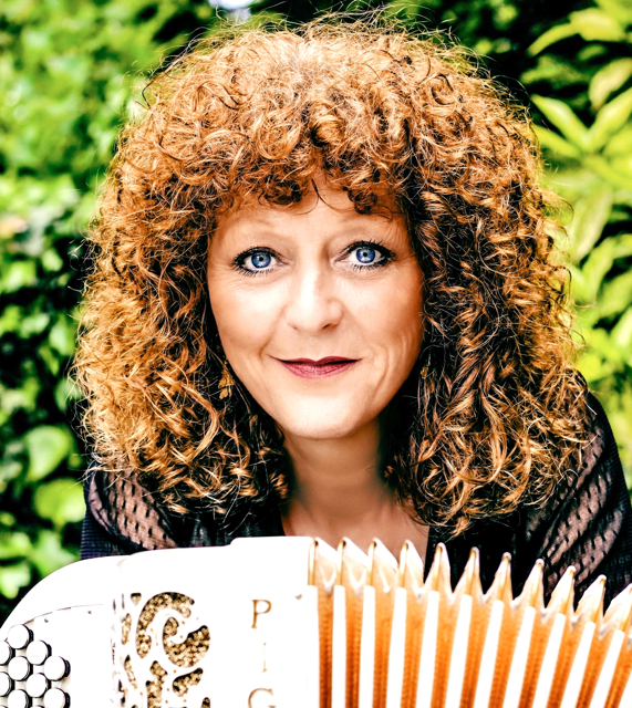 Im Laufe der schon über 30-jährigen Bühnenkarriere von Lydie Auvray hat sich ihr Name zu einem Synonym für moderne und leidenschaftliche Akkordeonmusik entwickelt. Am 22. Februar um 20 Uhr gastiert die Französin in Nürnberg im Gutmann, wobei ausschließlich Eigenkompositionen auf dem Programm stehen. Da gibts die typischen lydiesken Walzer und Tangos, gehaltvolle, berührende Lieder in französischer Sprache mal lyrisch-melancholisch, mal rhythmisch-feurig und immer mit französischem Charme. Foto: