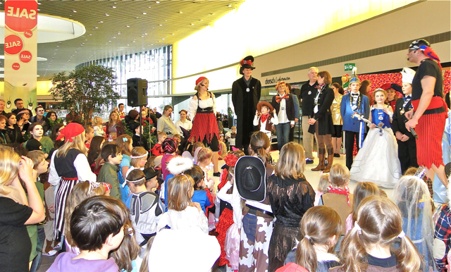 Feen, Prinzessinnen, Cowboys und Piraten stürmten am Faschingswochenende die huma Schwabach die Sonne lachte und mit ihr hunderte strahlende Kinderaugen. Die huma wurde beim Kinderfasching zum Narrenhaus mit einem kunterbunten Programm; mit lustigen Spielen, Kostümwettbewerb, Kinderschminken, Prinzenpaaren und Gardetänzen. Eine Party, ganz speziell auf die Wünsche der Kleinen ausgerichtet, bei der auch mal ordentlich getobt werden durfte. Ob Ententanz, das singende Känguru, Hörst du die Regenwürme