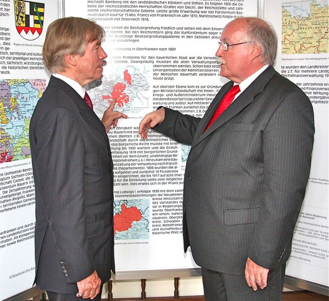 Leopold Prinz von Bayern (l.) und Regierungspräsident Wilhelm Wenning informieren sich in der Ausstellung.