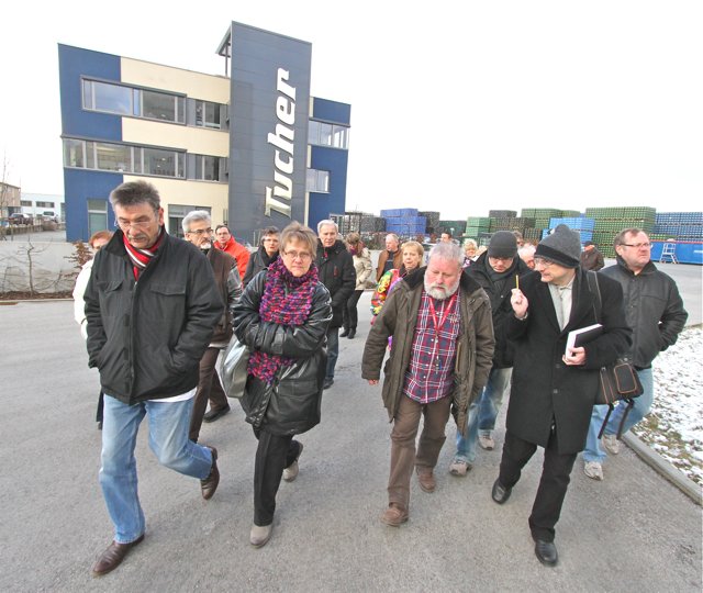 ... beantwortete auch die Fragen von MarktSpiegel-Redakteur Victor Schlampp (vorne rechts), ...