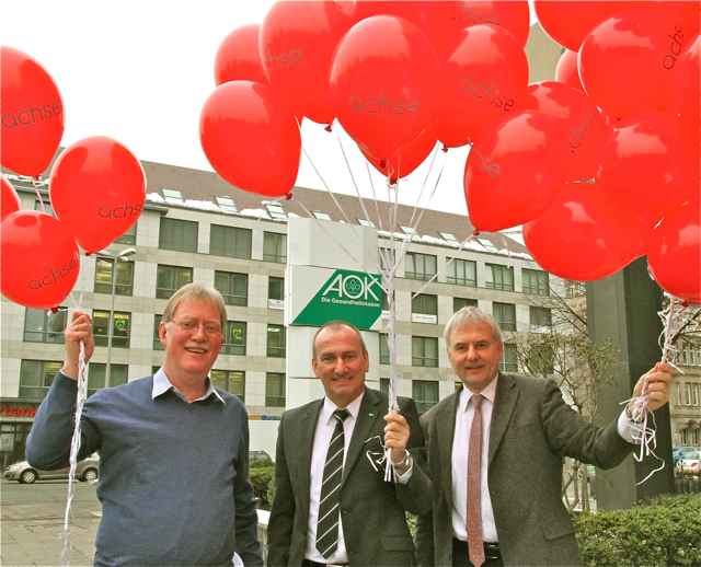 Ließen beim Tag der seltenen Erkrankungen unter dem Motto ,,Solidarität ohne Grenzen!" in Nürnberg die Ballons fliegen: Dr. Horst Seithe (Vertreter von ,,Achse und Namse"), AOK-Direktor Norbert Kettlitz und Dr. Peter Pluschke (Umweltreferent Nürnberg / v.l.n.r.). Foto: Verena Dreier
