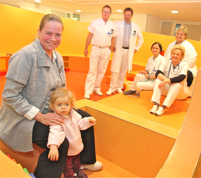 Ulrike Scherer findet den neu gestalteten Wartebereich Klasse. Foto: Udo Dreier