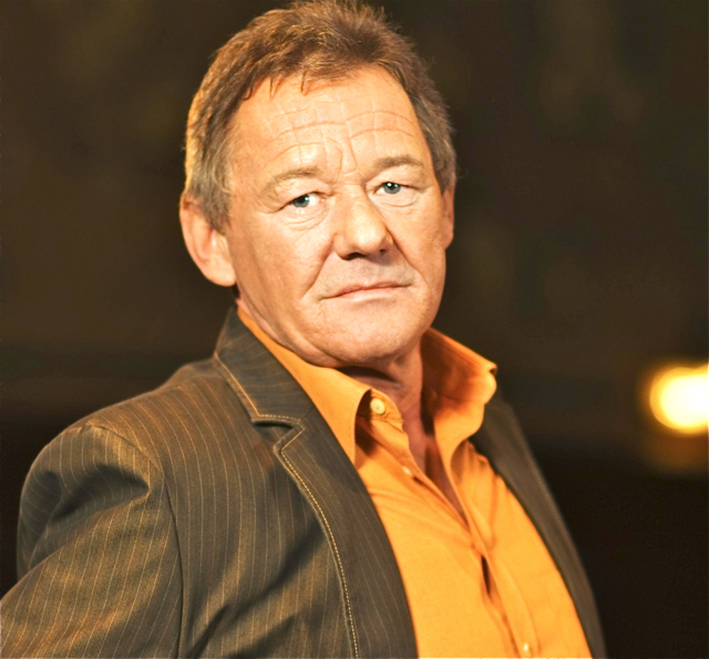 Die Nummer Eins vom Wienerwald hängt sich die Gitarre um und zieht frische Saiten auf. Es gibt viel zu feiern. Über vier Jahrzehnte steht Wolfgang Ambros (Foto) jetzt schon auf der Bühne. Da muss man schon einmal den Fans Dankeschön sagen. Das macht Wolfgang Ambros mit einem ganz besonderen Jubiläumsprogramm. Er präsentiert Schätze seines Schaffens vom verborgenem Juwel bis zum großen Hit. Dabei ist natürlich seine Band Die No. 1 vom Wienerwald. Am 25. März rocken sie um 20 Uhr die Konzerthalle in Bamb