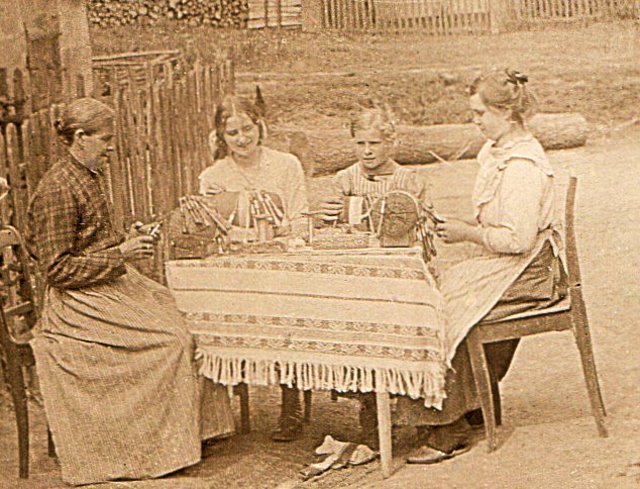 Dieses Foto, das um das Jahr 1900 entstanden sein dürfte, zeigt Frauen und Mädchen auf dem Anwesen von Michael Hiemer beim Klöppeln. Foto: oh